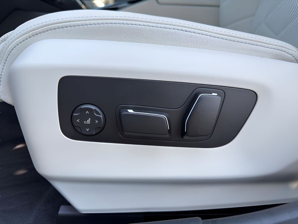 New 2027 Mineral White Metallic BMW 550e xDrive image 11