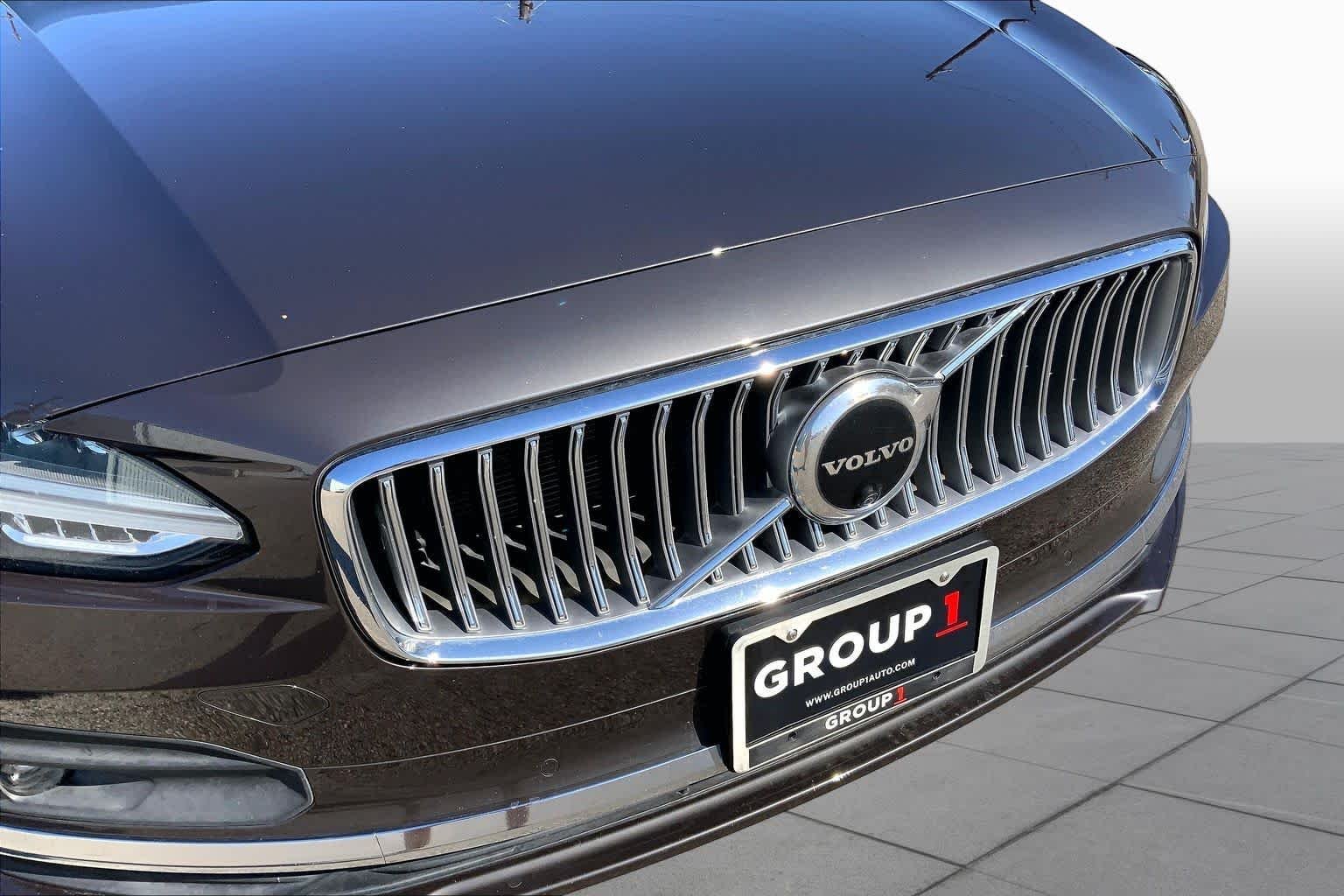 Used 2023 Platinum Grey Metallic Volvo Ultimate image 30