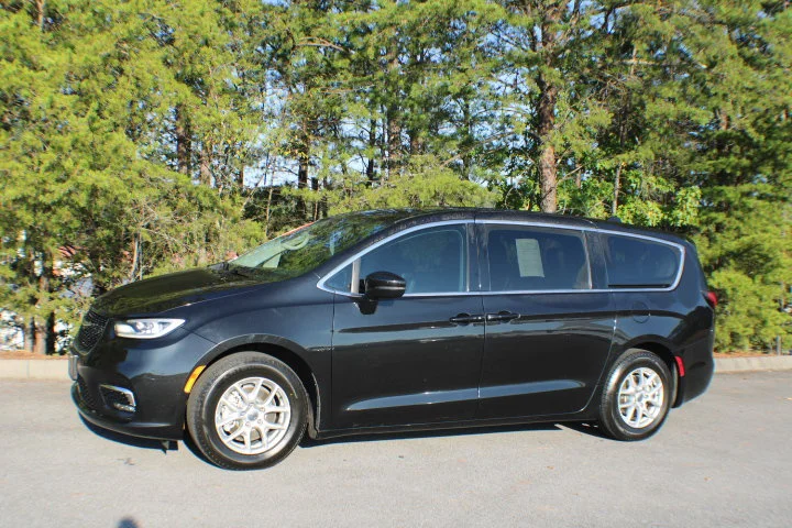Used 2023 Brilliant Black Crystal Pearlcoat Chrysler Touring L image 4