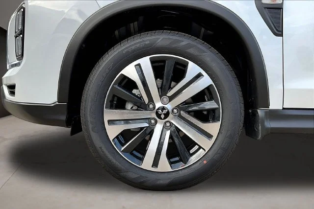 New 2027 White Mitsubishi 2.0 ES 2WD image 13