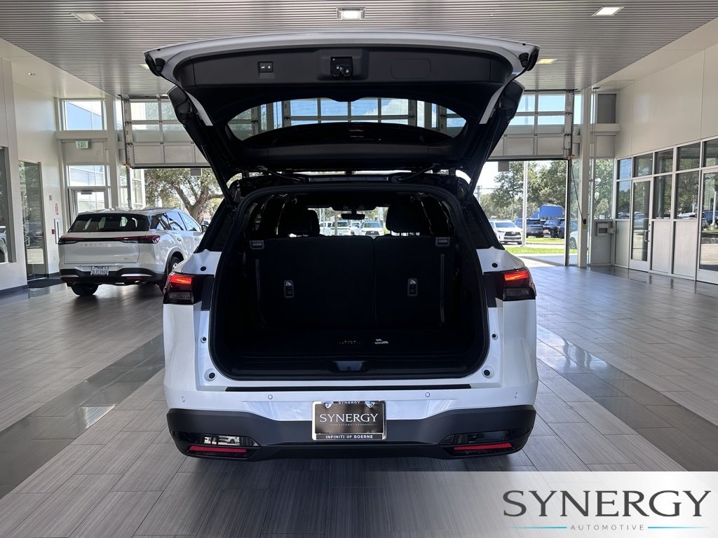 New 2027 2T RAD WHT INFINITI Sport AWD image 6