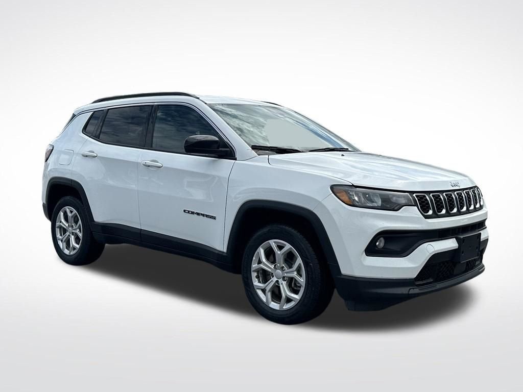 Used 2024 White Jeep Latitude image 5