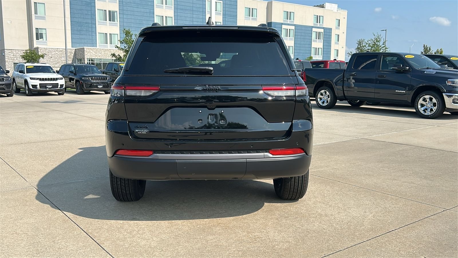 New 2026 Diamond Black Crystal Pearl-Coat Exterior Paint Jeep Altitude image 5