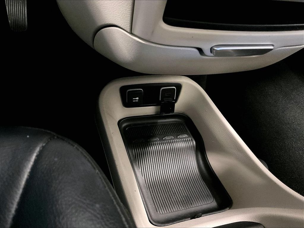 Used 2018 White Chrysler Touring L image 27