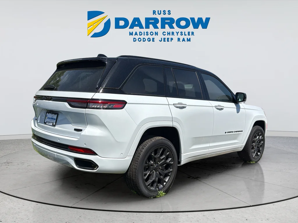 New 2025 Bright White Clear-Coat Exterior Paint Jeep Summit Reserve image 9