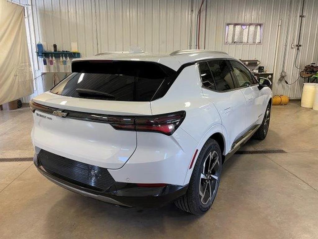 Used 2024 Summit White Chevrolet LT image 9