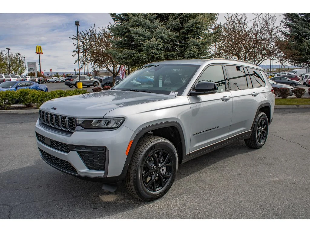 New 2026 SILVER ZYNITH Jeep Laredo Altitude image 4