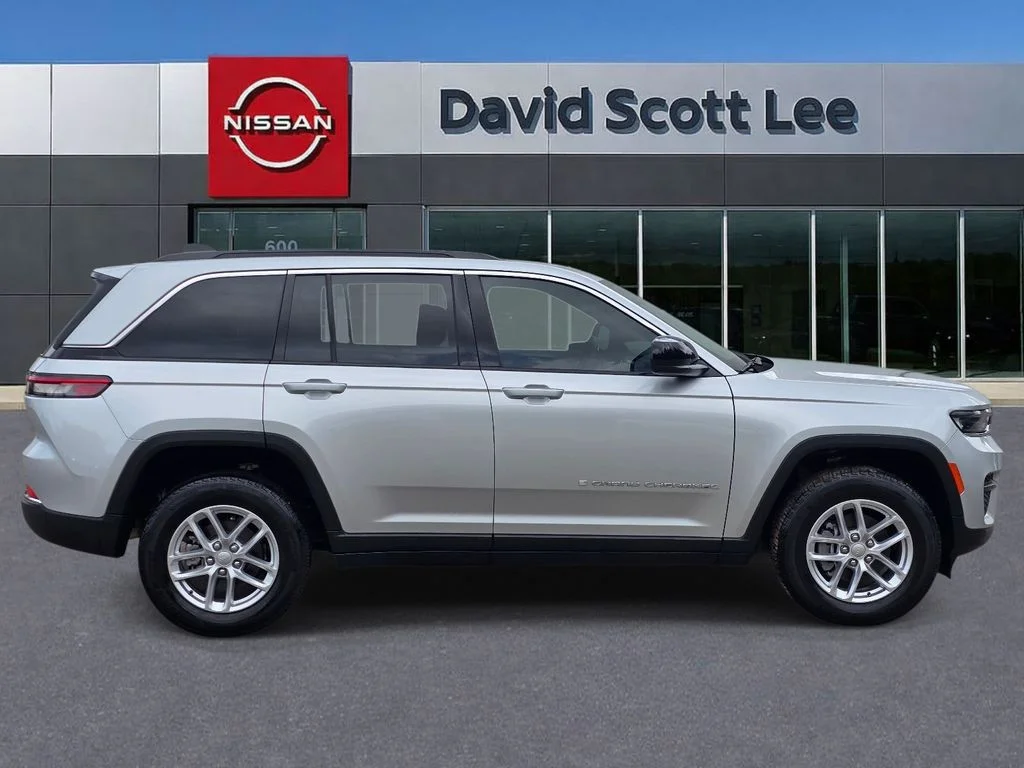 Used 2025 Silver Jeep Laredo image 5