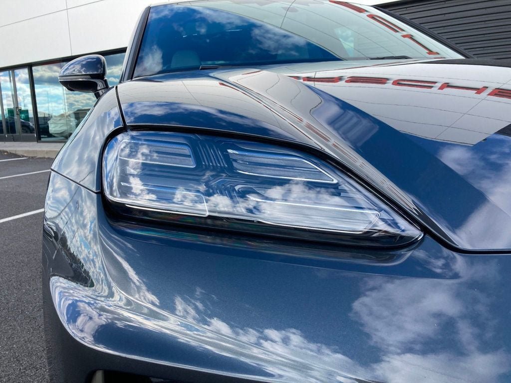 2025 Porsche Macan Turbo Electric - Photo 32