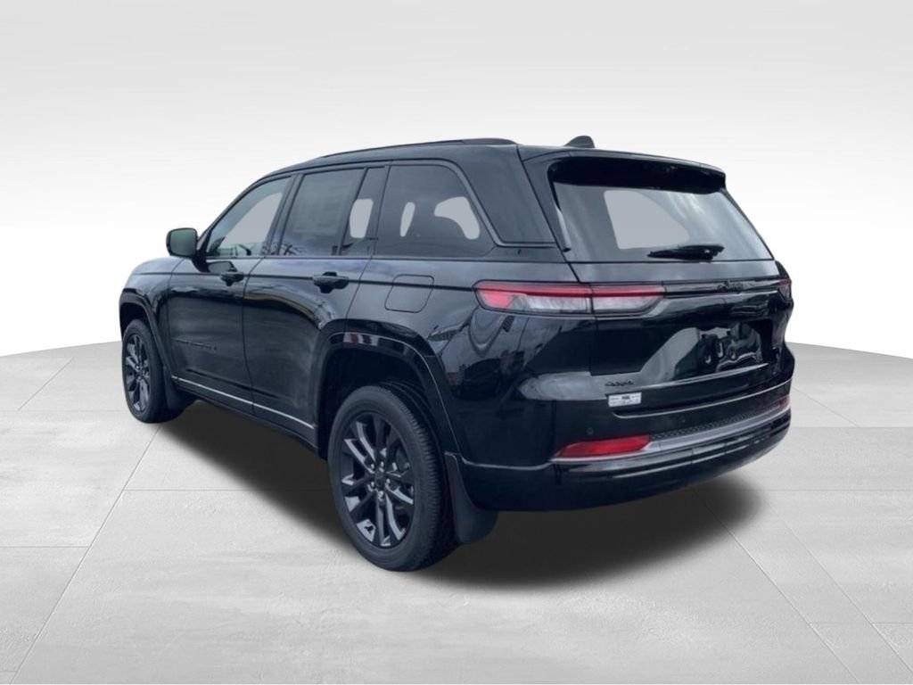 New 2026 Diamond Black Crystal Pearl-Coat Exterior Paint Jeep Limited Reserve image 3