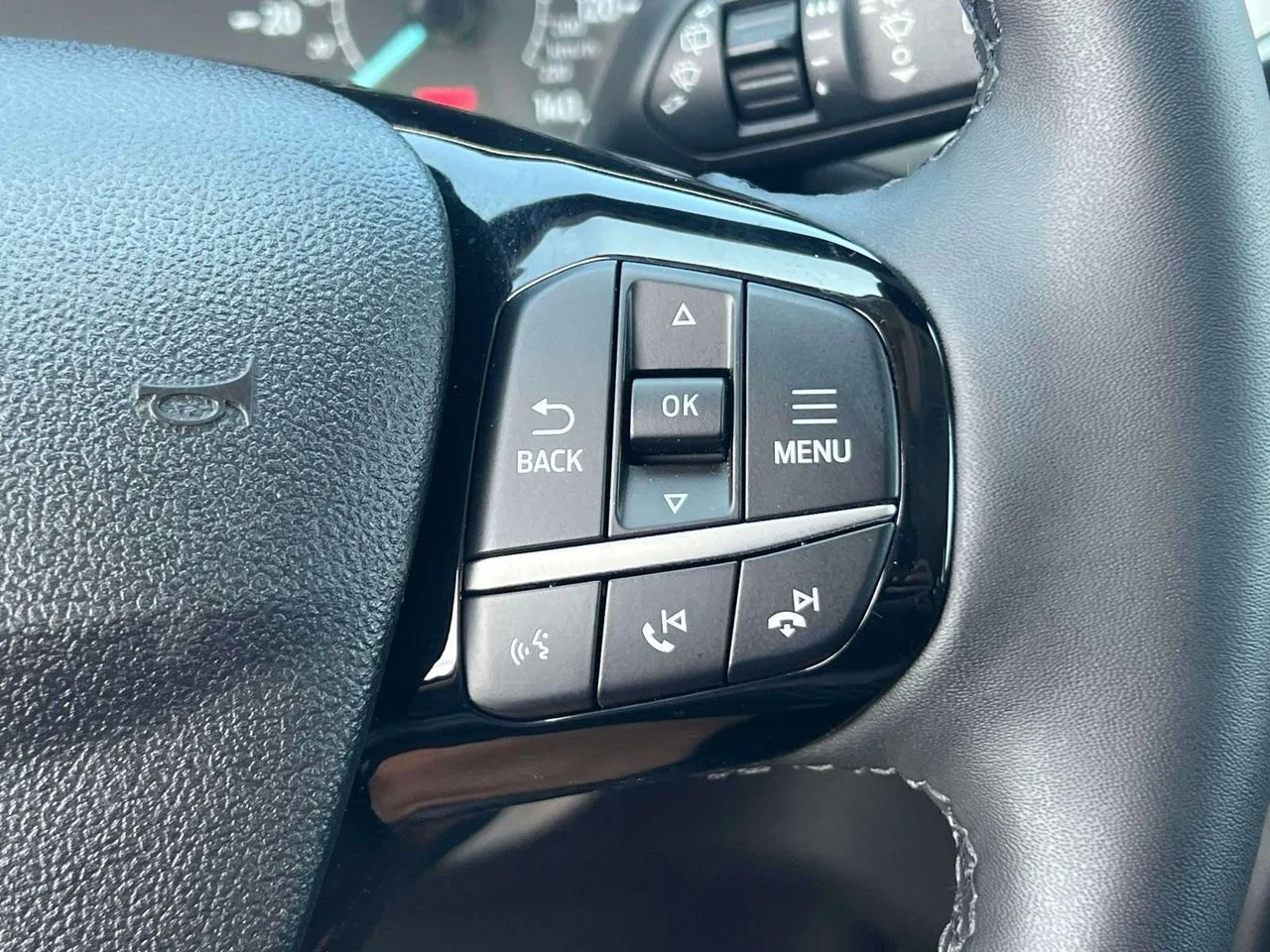 Used 2022 AGATE BLACK METALLIC Ford SE image 25