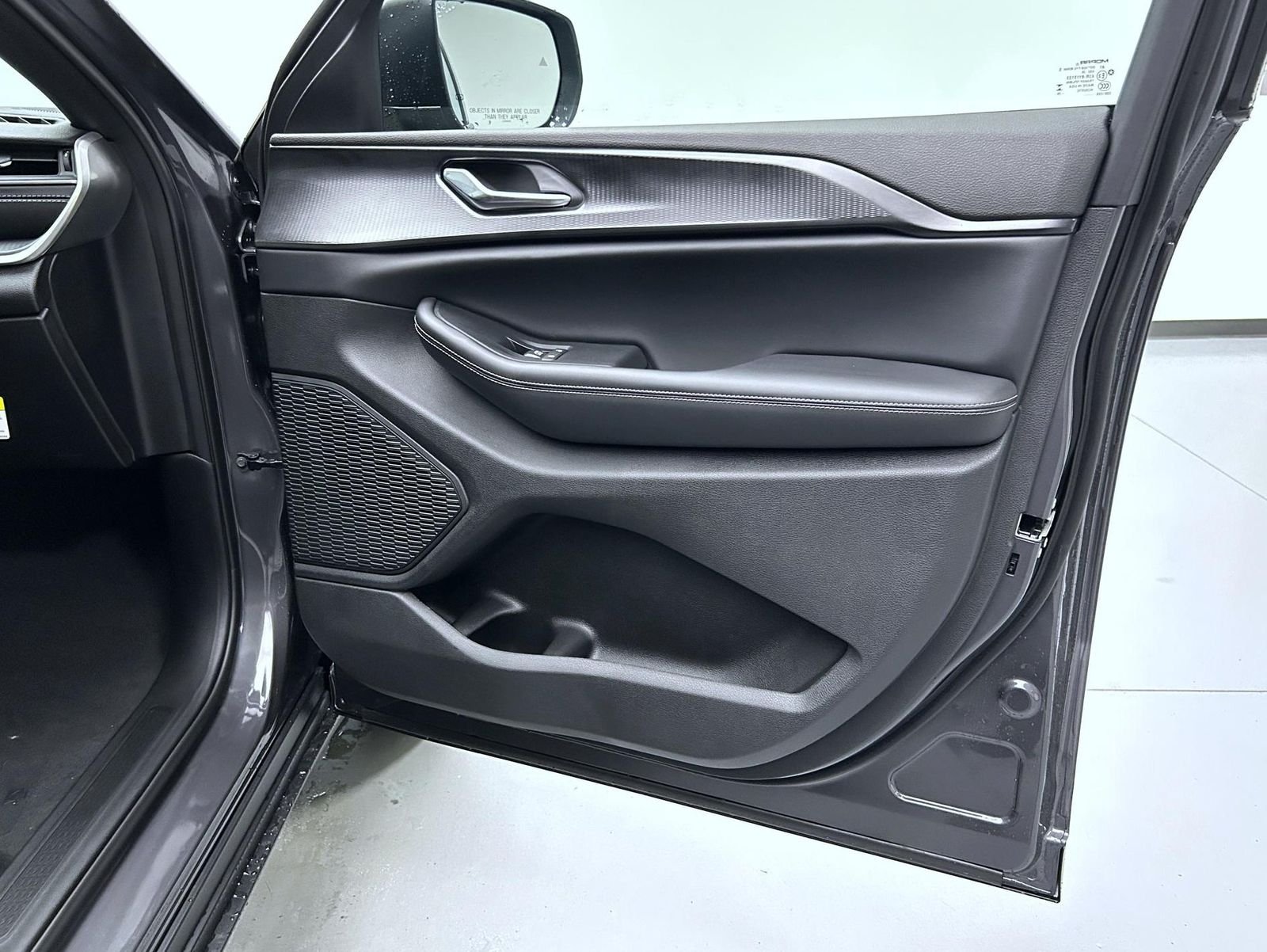 New 2026 Baltic Gray Metallic Clear-Coat Exterior Paint Jeep Laredo image 16
