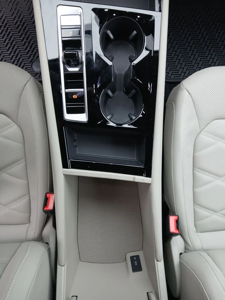 New 2026 White Volkswagen SE w/Technology image 24
