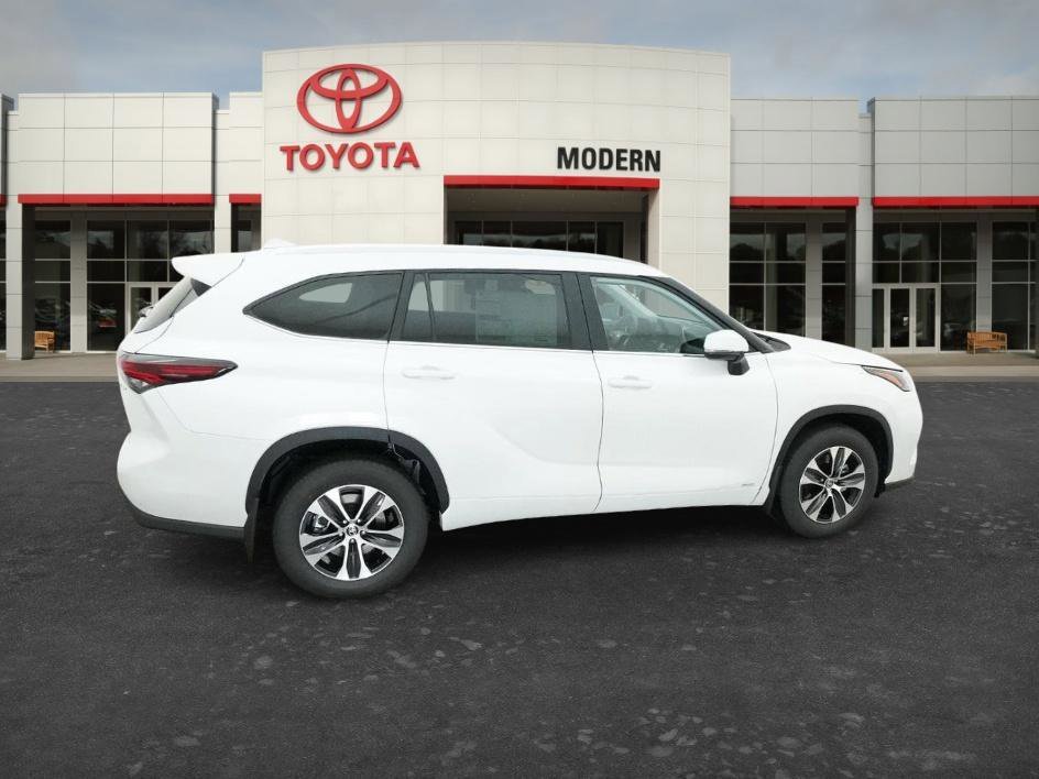 New 2026 Wind Chill Pearl Toyota Hybrid XLE image 10