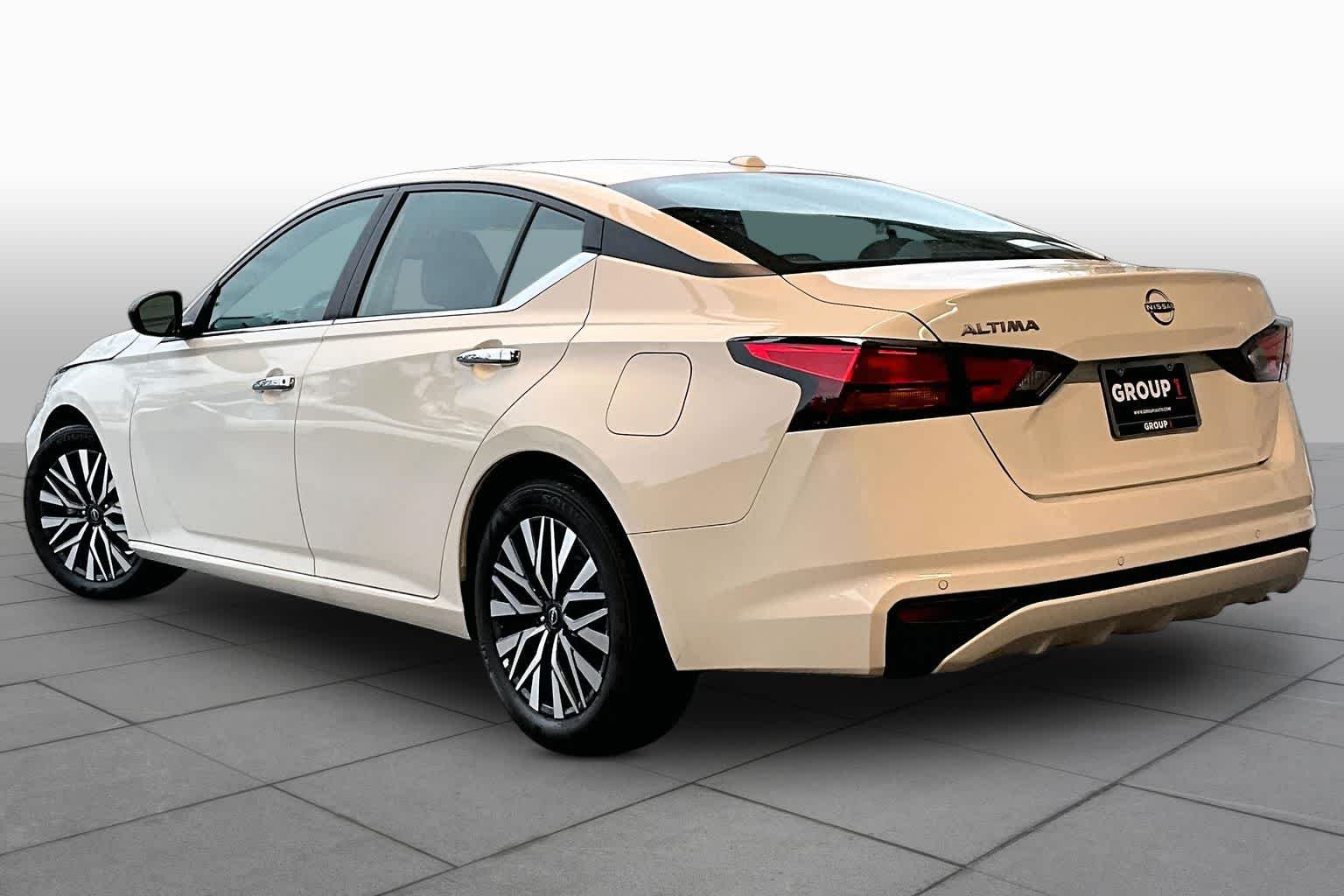 Used 2025 Glacier White Nissan SV image 11