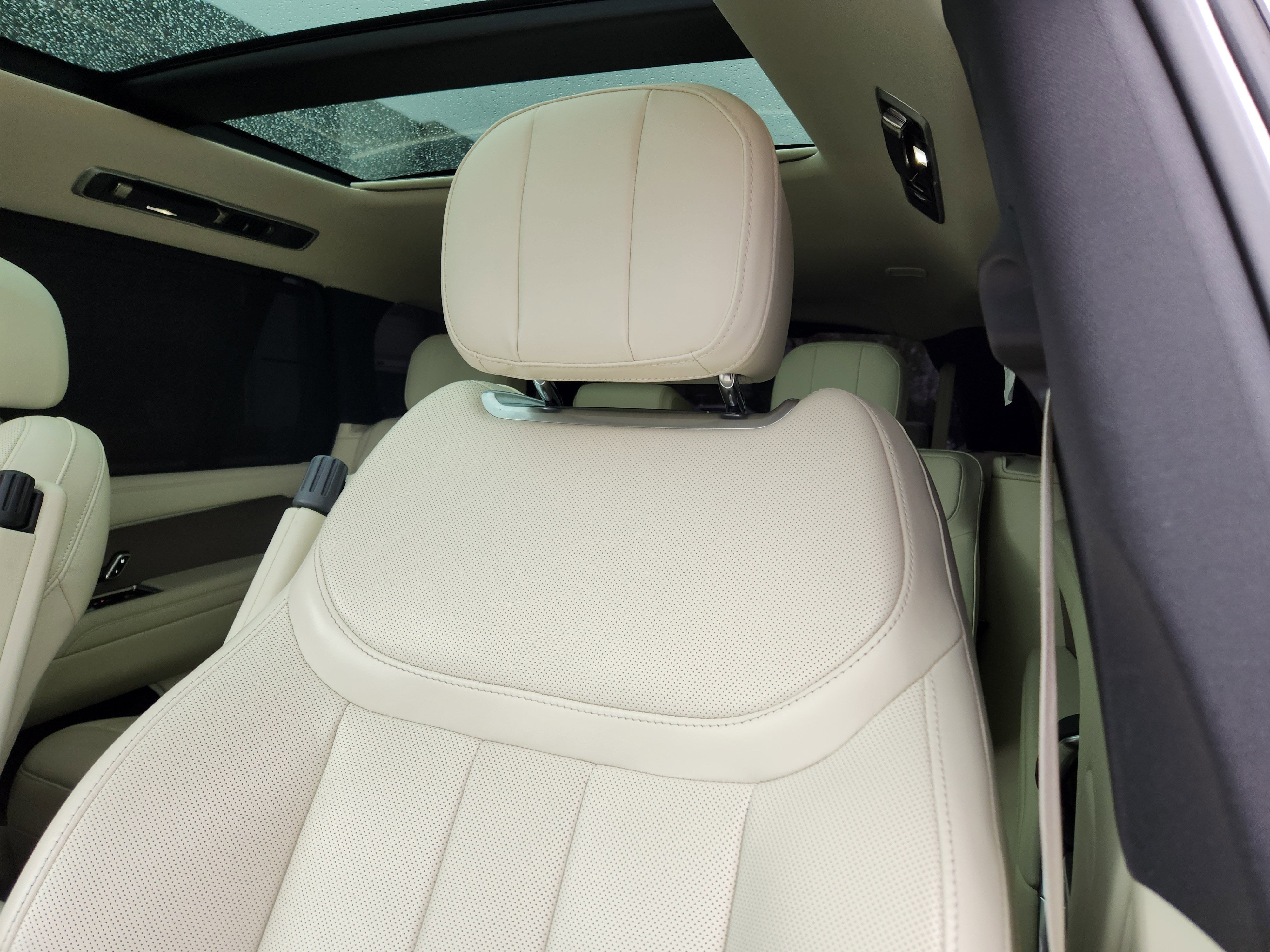 Certified Used 2023 Fuji White Land Rover SE image 11
