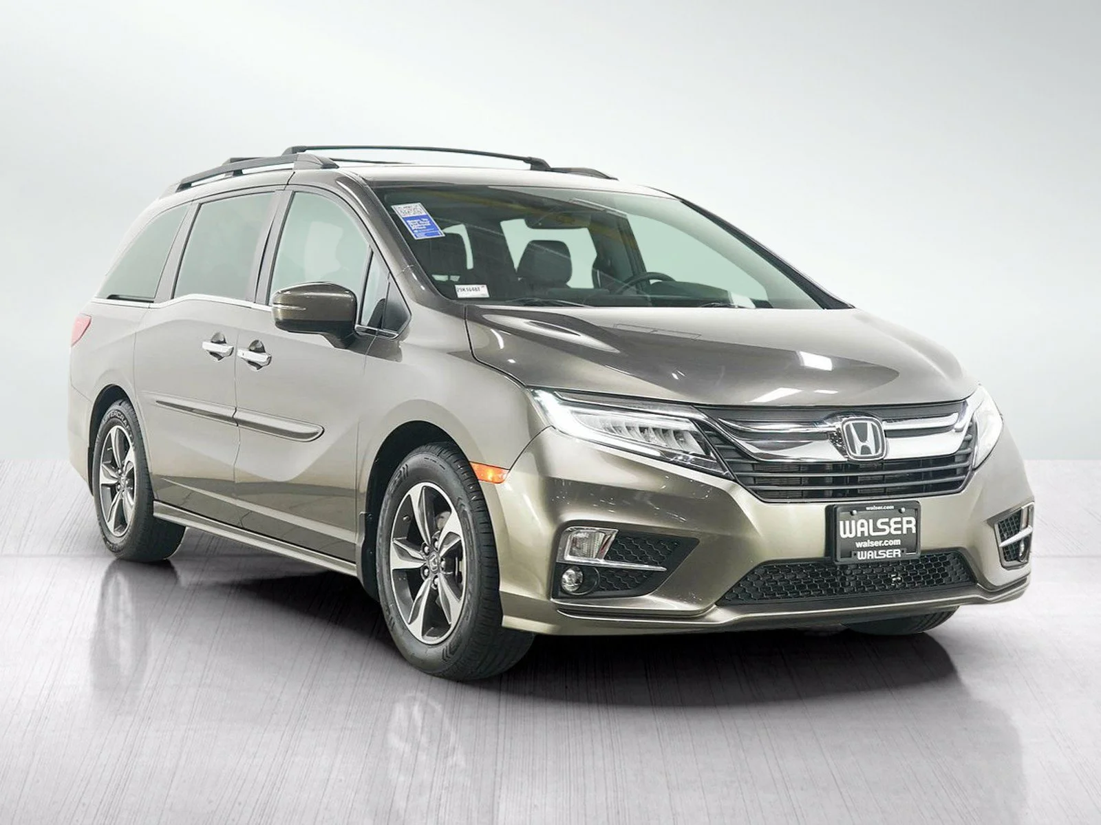 Used 2018 Pacific Pewter Metallic Honda Touring Auto image 9