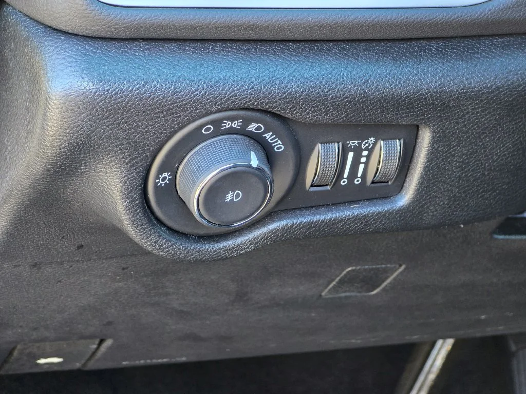 Used 2025 White Chrysler Select image 36
