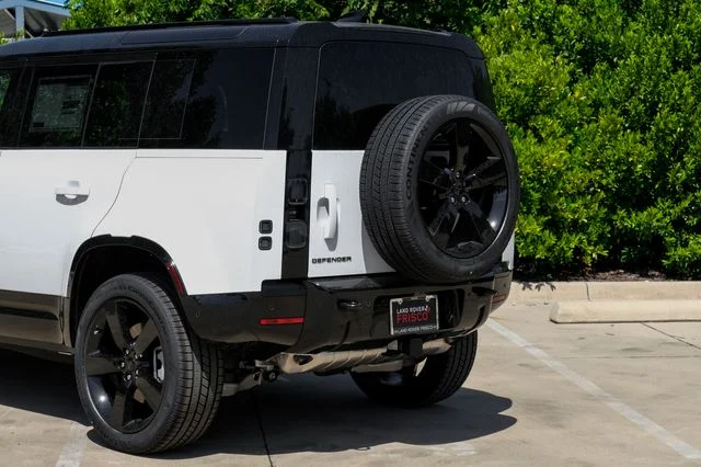 New 2026 White Land Rover X-Dynamic SE image 15
