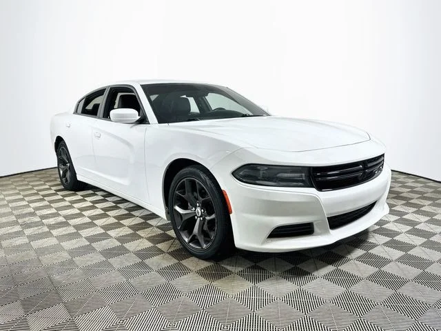 Used 2019 White Dodge SXT image 1
