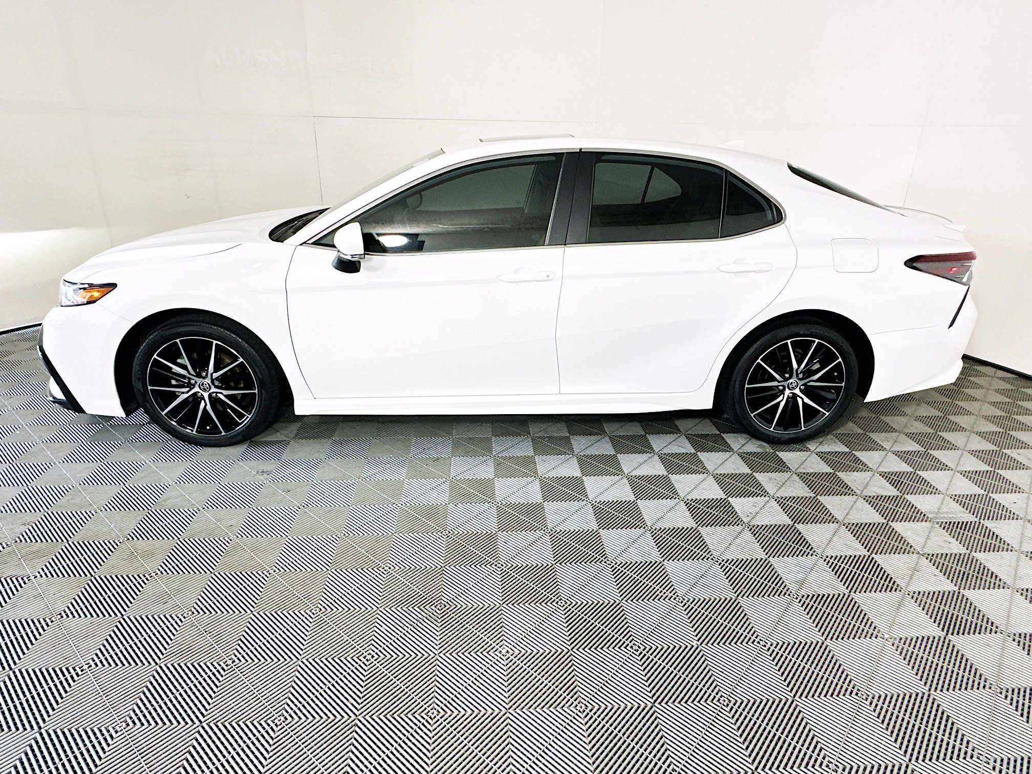 Used 2023 Ice Toyota SE image 6