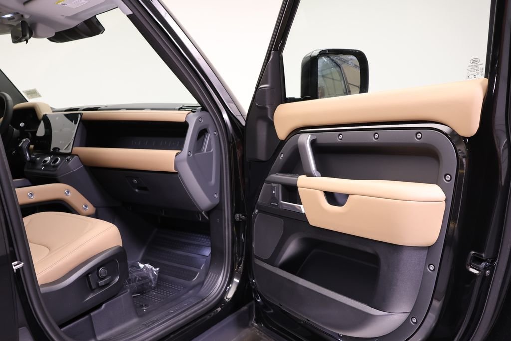 New 2026 Santorini Black Land Rover S image 39