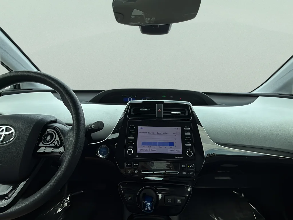 Used 2022 Pearl Toyota LE image 29