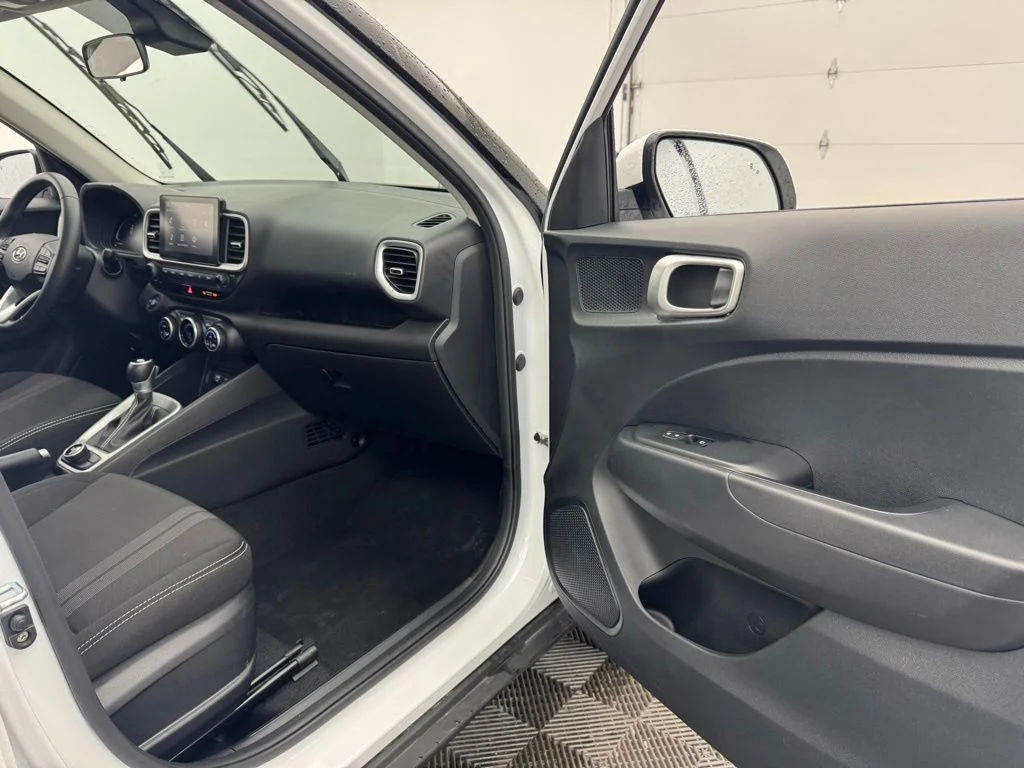 Used 2025 Lunar White Hyundai SEL image 29