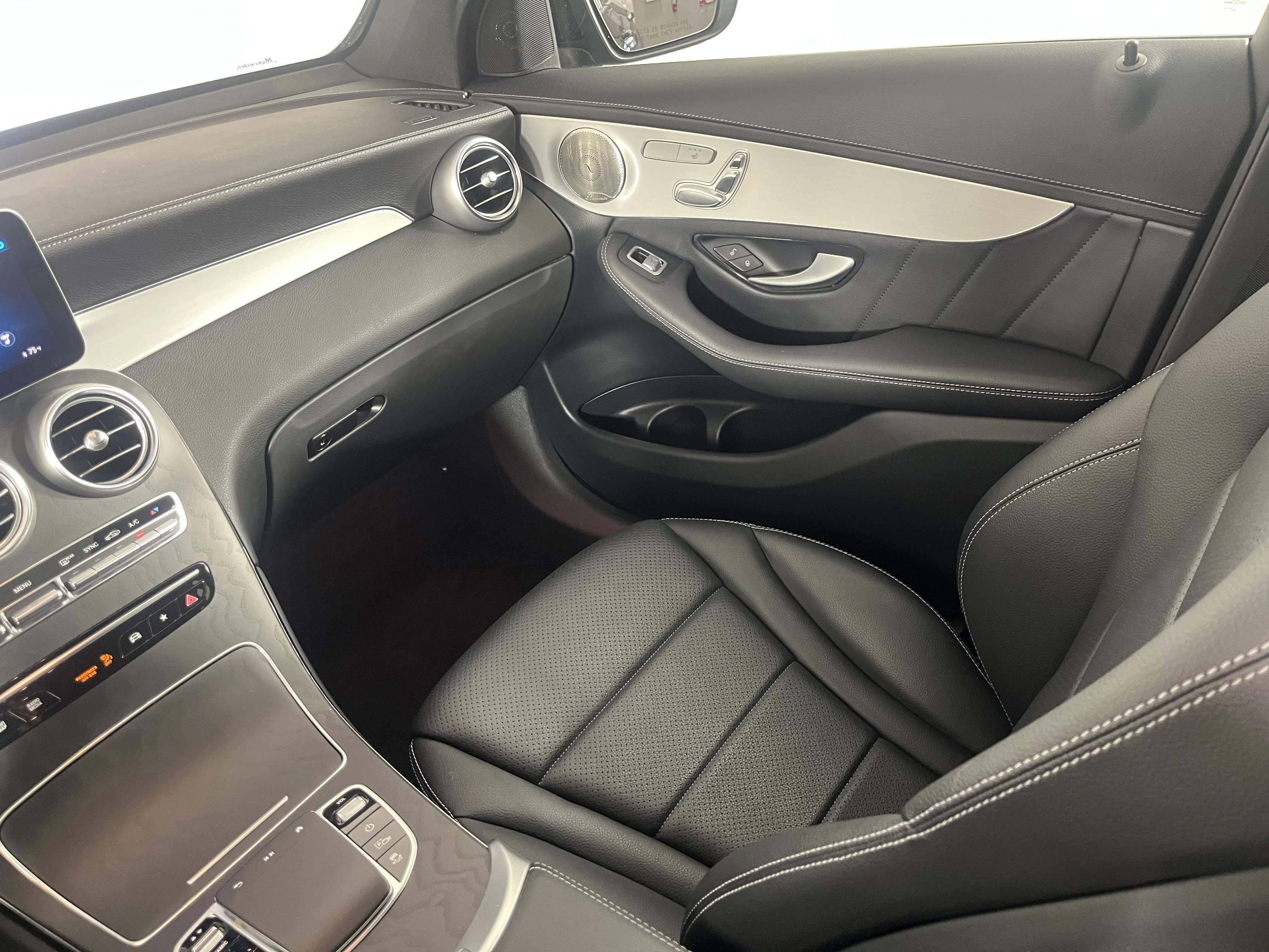 Used 2023 Obsidian Black Metallic Mercedes-Benz GLC 300 image 11
