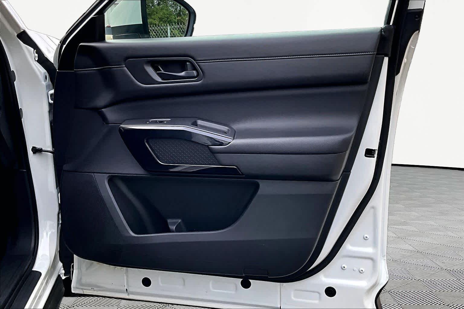 Used 2025 Glacier White Nissan SV image 23
