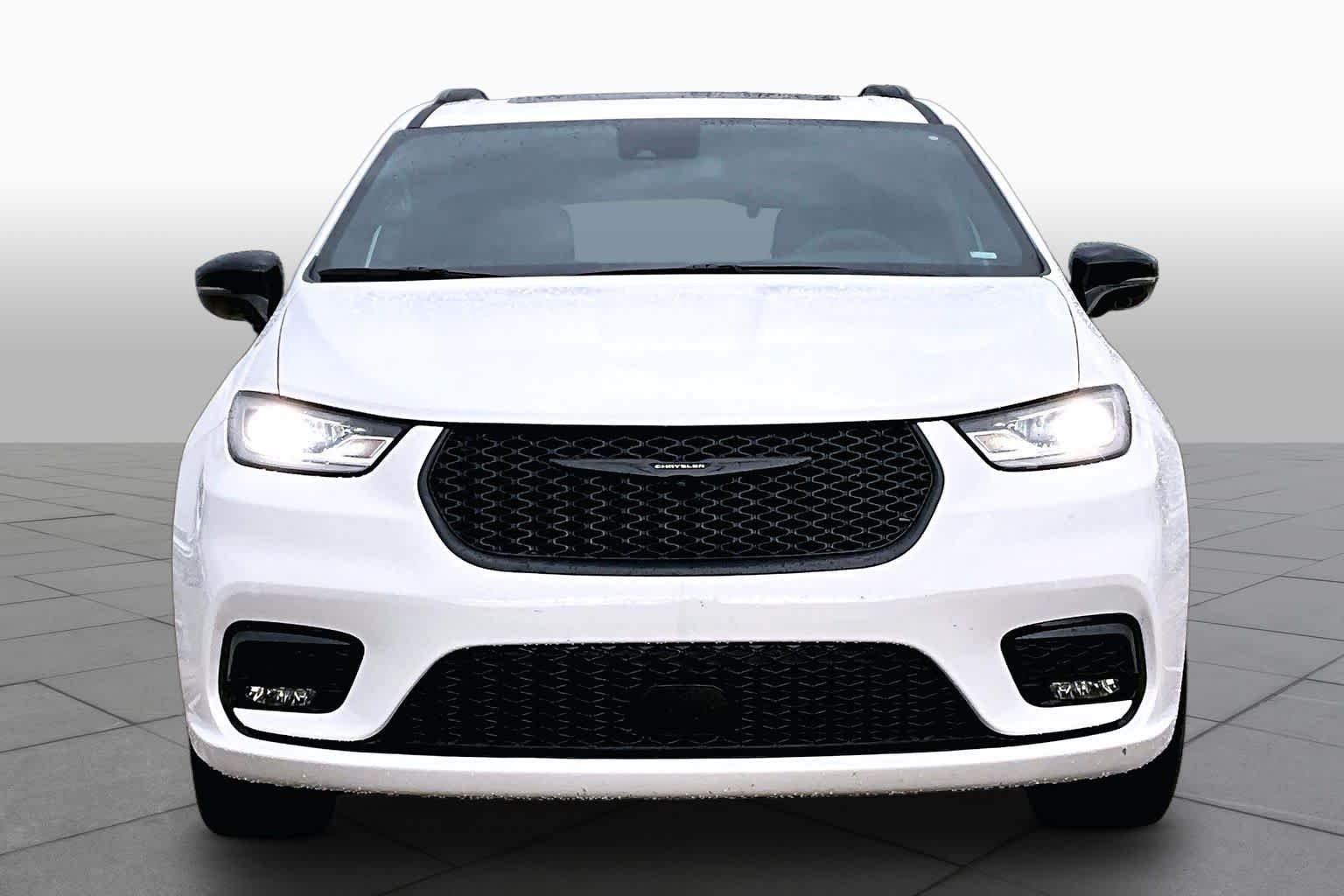 Used 2025 Bright White Clearcoat Chrysler Limited image 4
