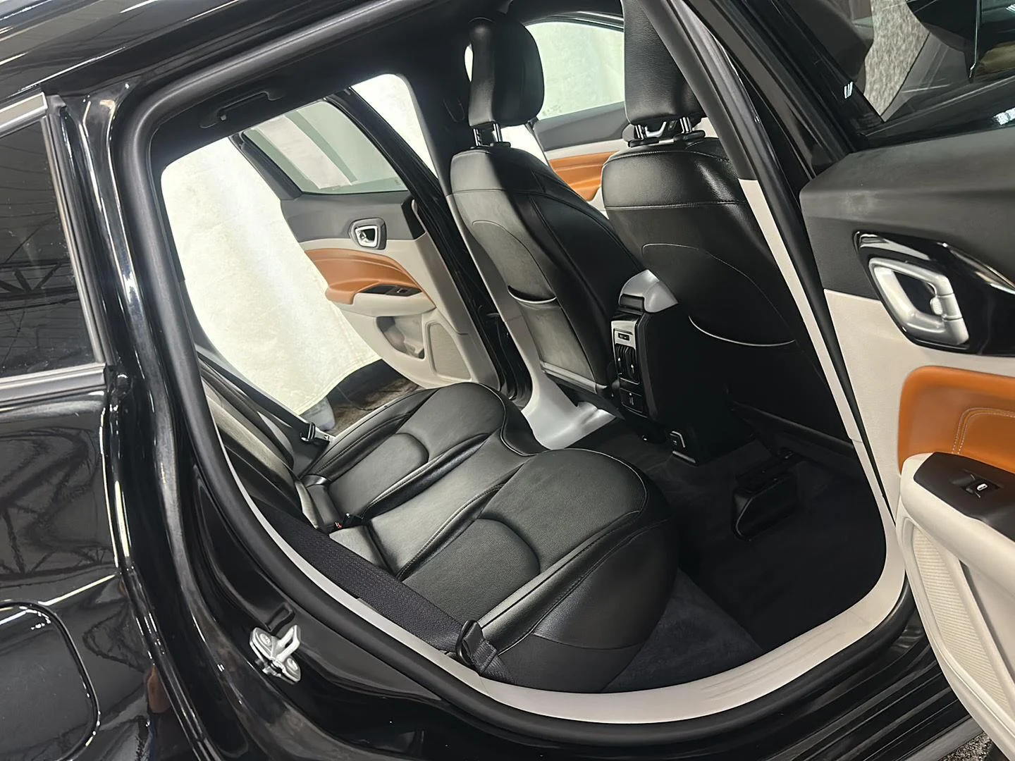 Certified Used 2023 Diamond Black Crystal Pearlcoat Jeep Limited image 30