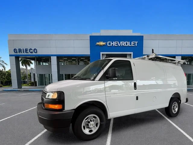 New 2025 Summit White Chevrolet WT image 3