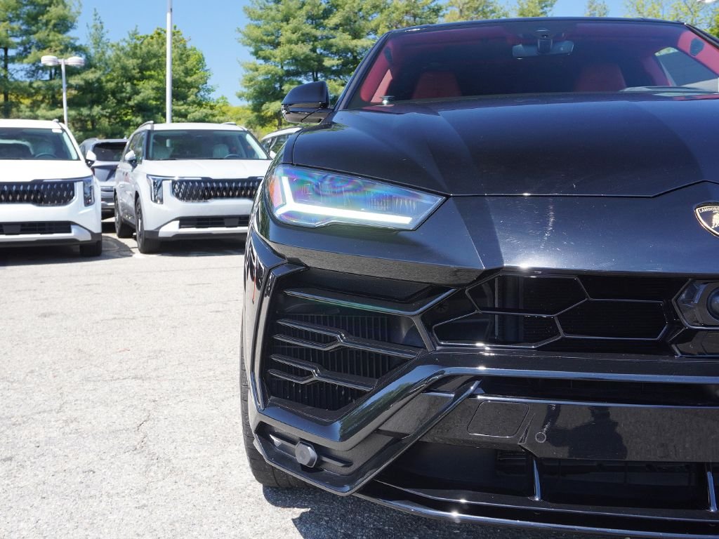 Used 2022 Black Lamborghini Base image 17