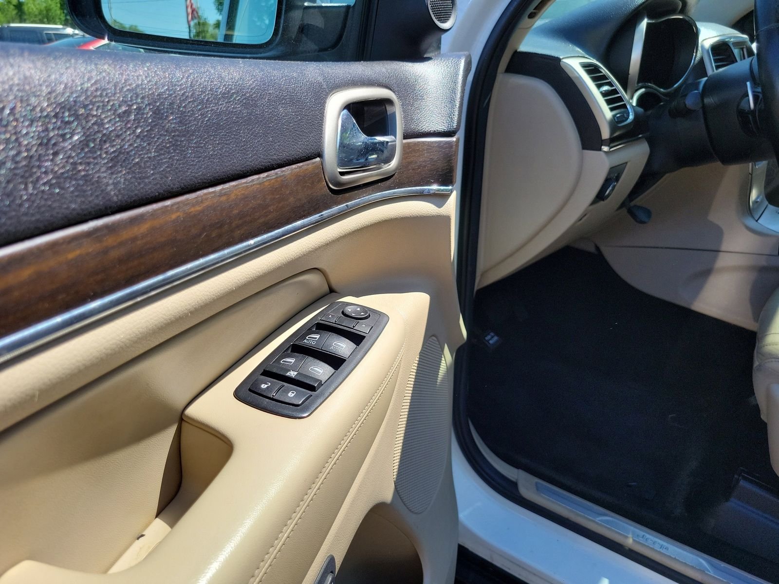 Used 2014 White Jeep Limited image 8