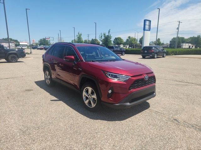 Used 2021 Red Toyota XLE Premium image 3