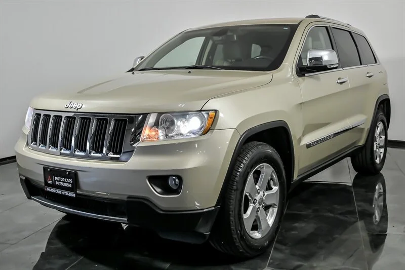 Used 2011 White Gold Clear Coat Jeep Limited image 5