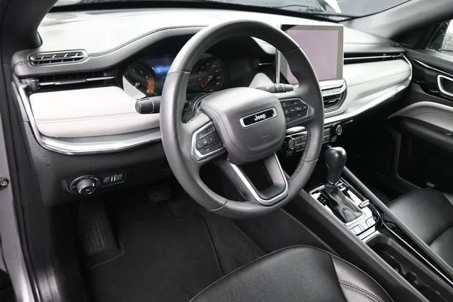 Used 2024  Jeep Limited image 21