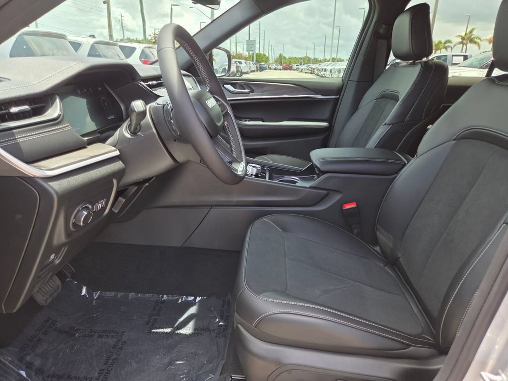 New 2026 Silver Zynith Exterior Paint Jeep Laredo Altitude image 27