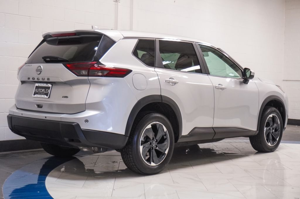 Used 2025 Silver Nissan SV image 28