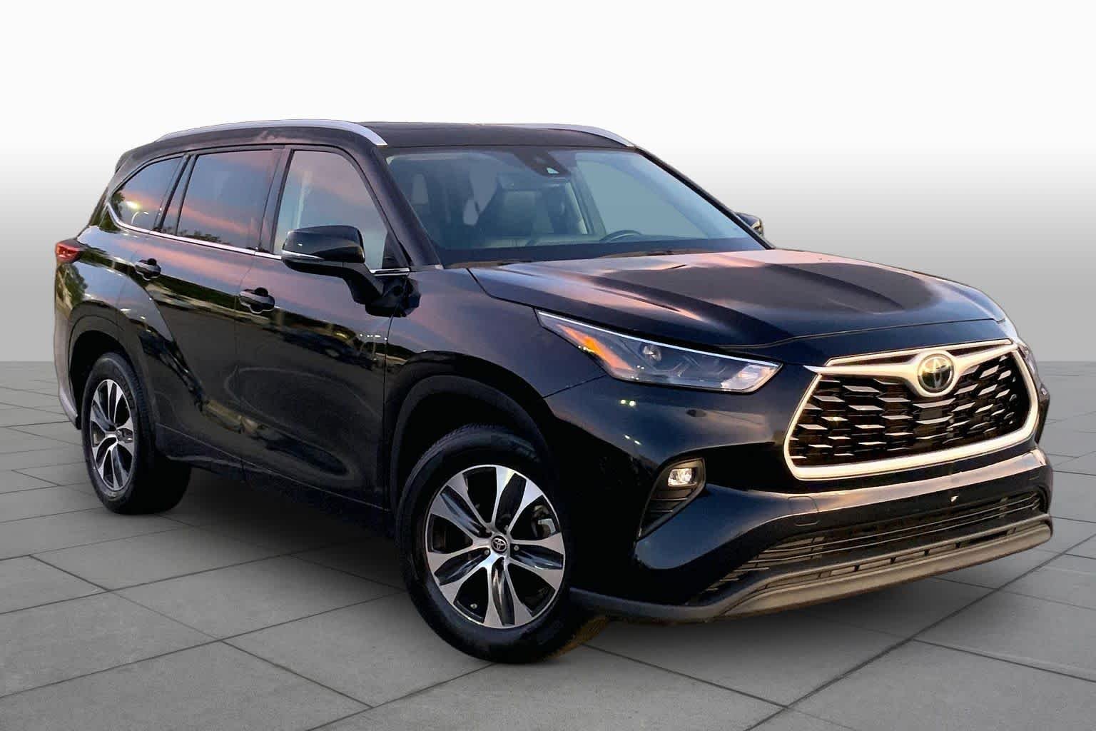 Used 2022 Midnight Black Metallic Toyota XLE image 3