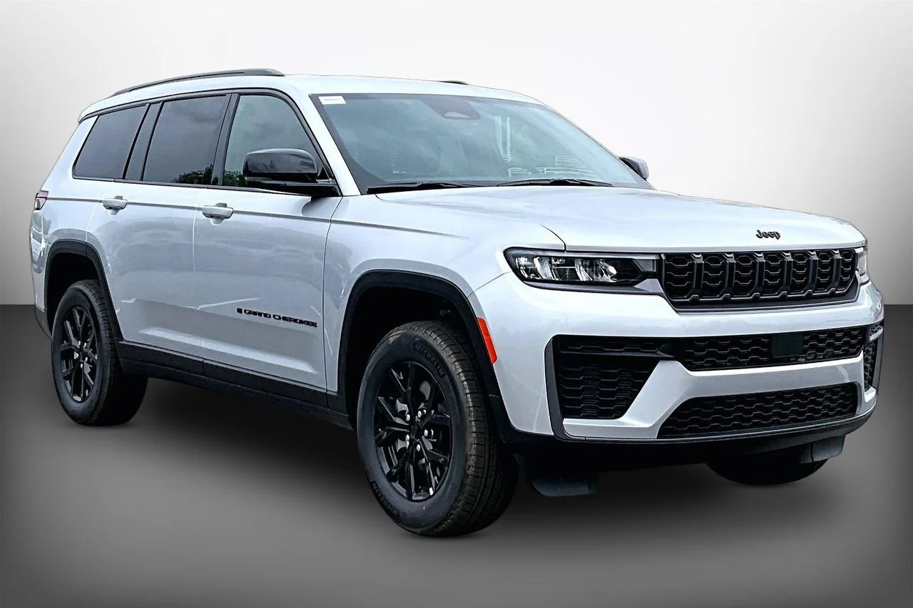 New 2026 Silver Zynith Exterior Paint Jeep Altitude image 1