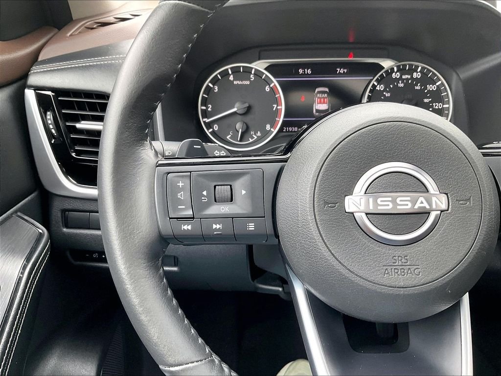 Used 2023 Pearl White Tricoat/Super Black Nissan SL image 23