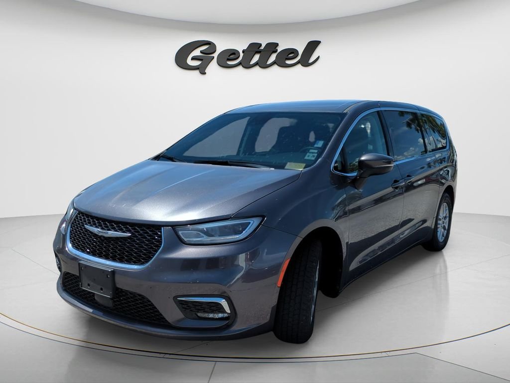 2023 Chrysler Pacifica Touring L's photo