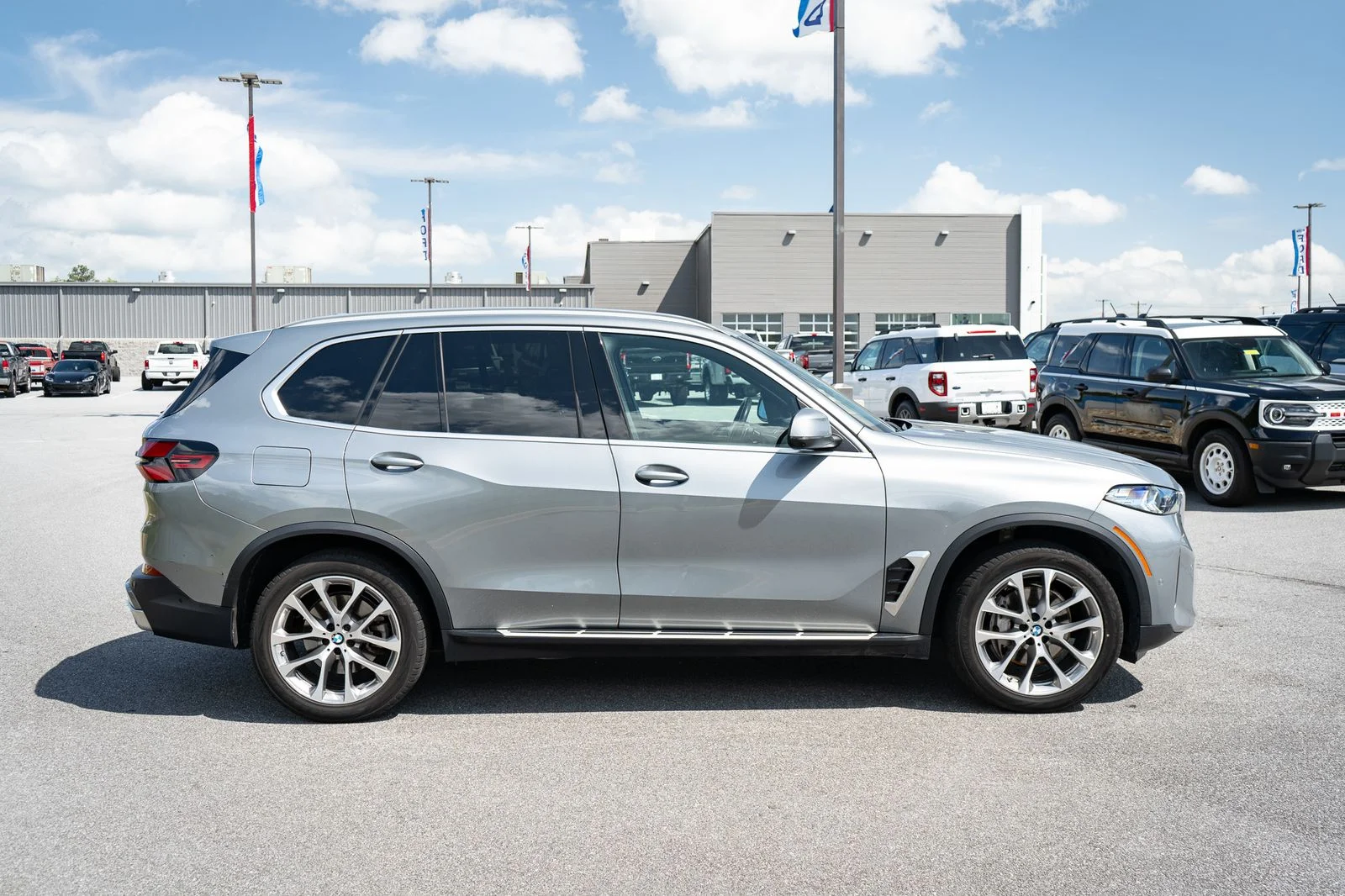 Used 2024 Gray BMW sDrive40i image 11
