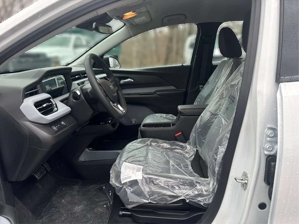 New 2027 Summit White Chevrolet LT image 35