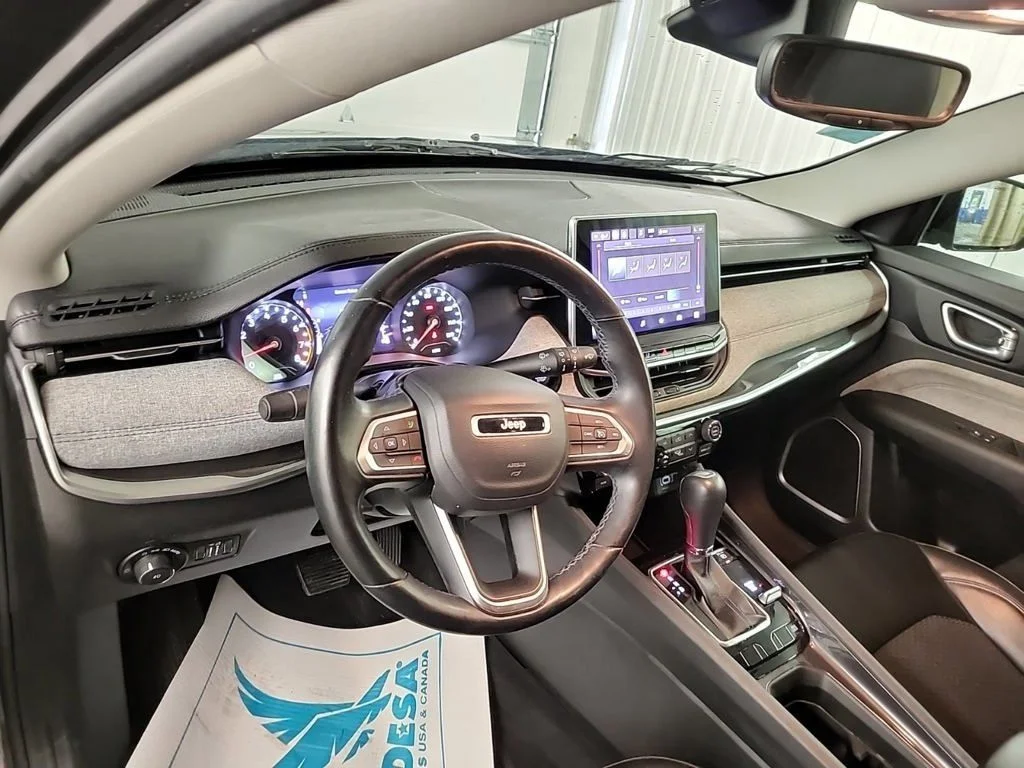 Used 2022 Gray Jeep Latitude image 7