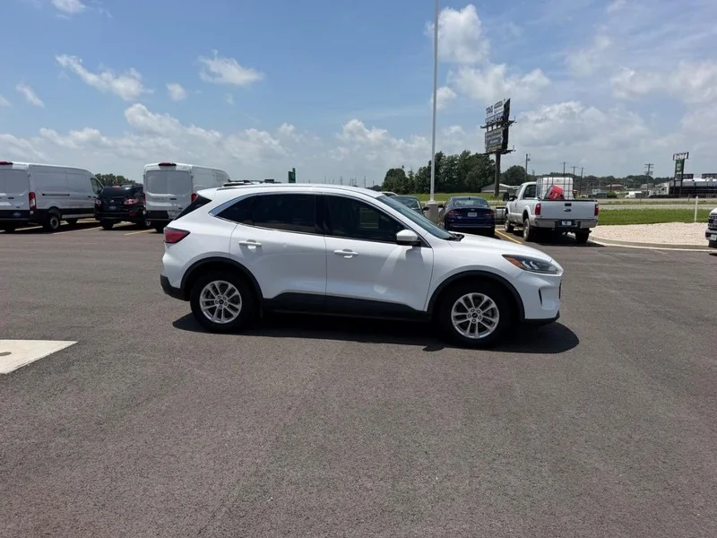 Certified Used 2020 Oxford White Ford SE image 4