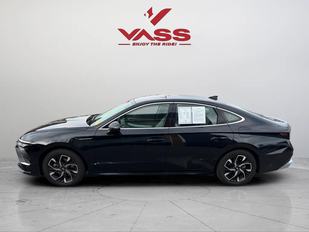 Used 2025 Abyss Black Hyundai SEL image 2