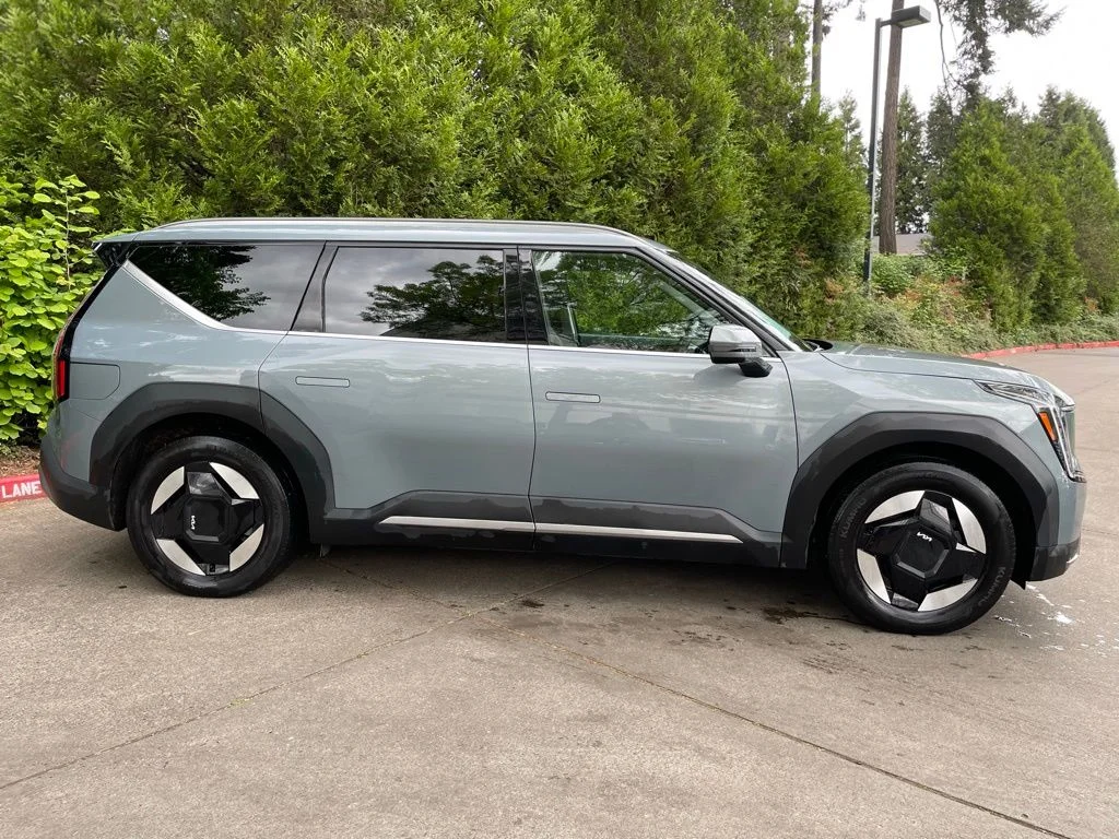 Certified Used 2024 Iceberg Green Kia Wind image 3